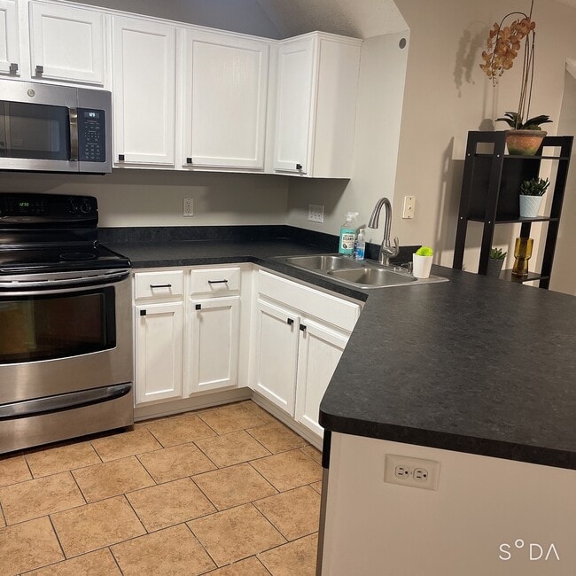 Building Photo - 8630 Quarry Ridge Ln