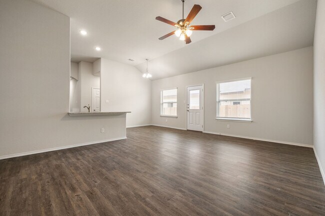 Building Photo - GORGEOUS 3 BEDROOM DUPLEX LOCATED IN CONVE...