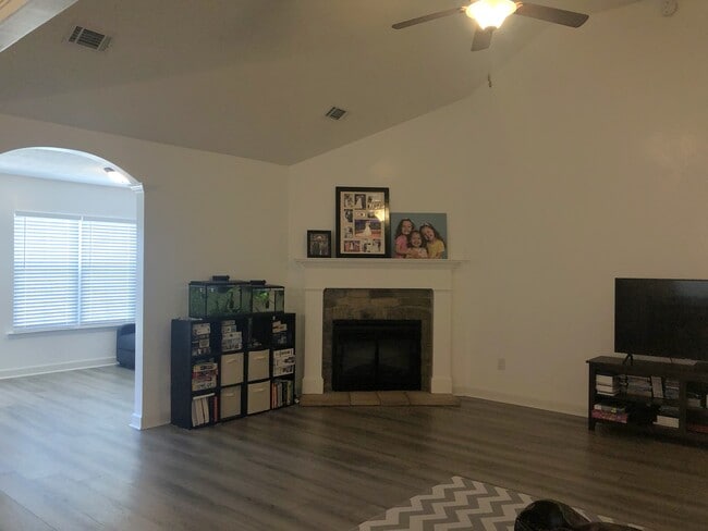 Building Photo - 708 Goodale Dr