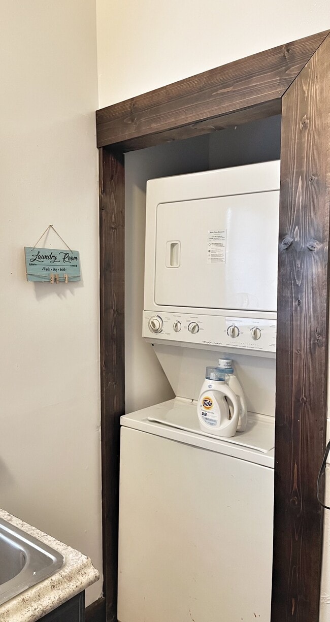 Photo - 736 N Hickory St House