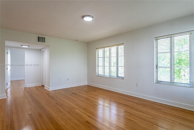 Foto del edificio - 2425 Flamingo Pl