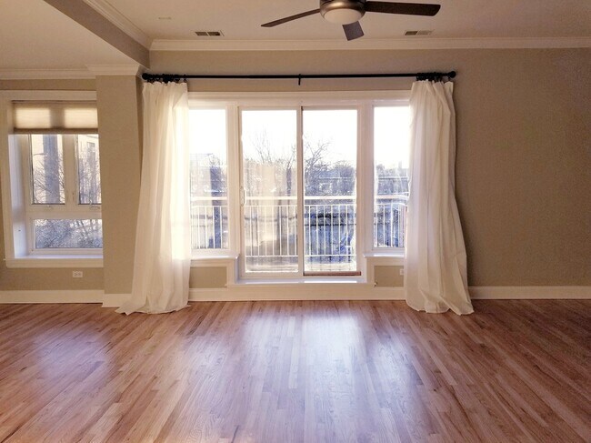 Living Room - 5923 N Winthrop Ave