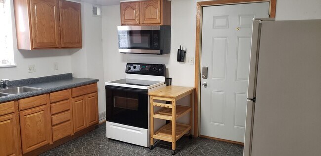 Building Photo - Spacious Two Bedroom Duplex - ALL UTILITIE...
