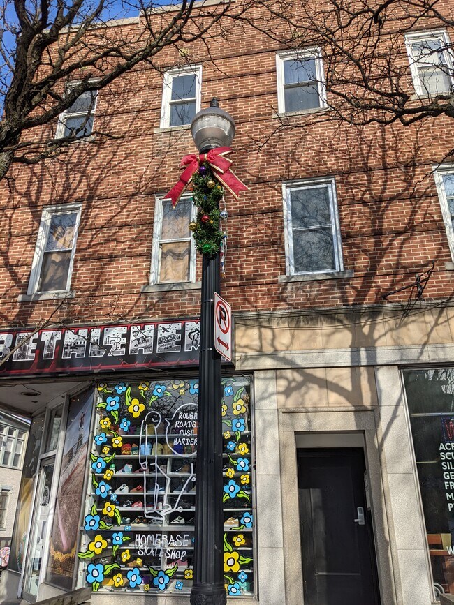 Building Photo - 337 Vine St