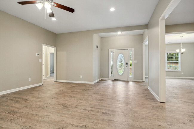 Building Photo - Move-in ready home in Stone Mountain!