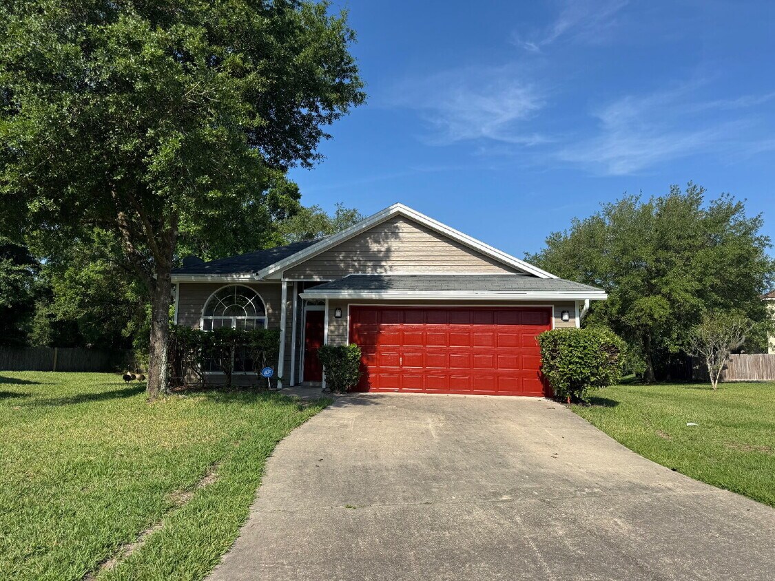 Foto principal - Spacious 4 Bedroom Pond-View Home with Upg...