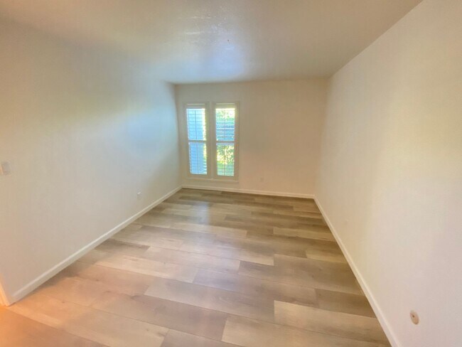 Building Photo - 2 Bed 1 Bath Condo (Remodeled)