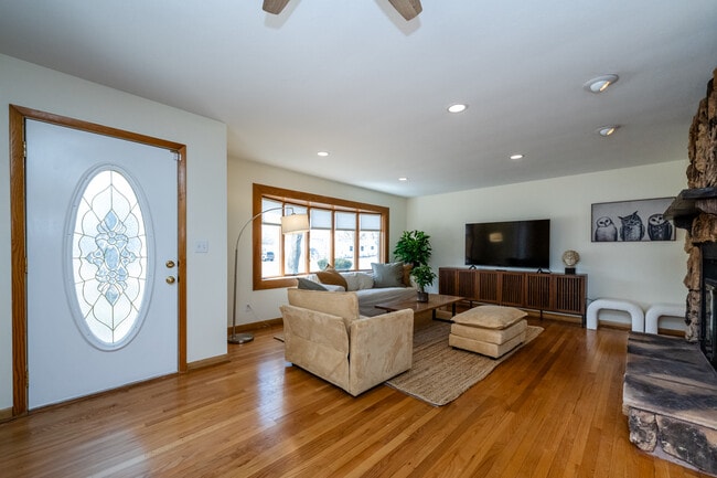 Un lugar perfecto para relajarse, ver televisión o reunirse con familiares y amigos. - 2767 Oakwood Ln