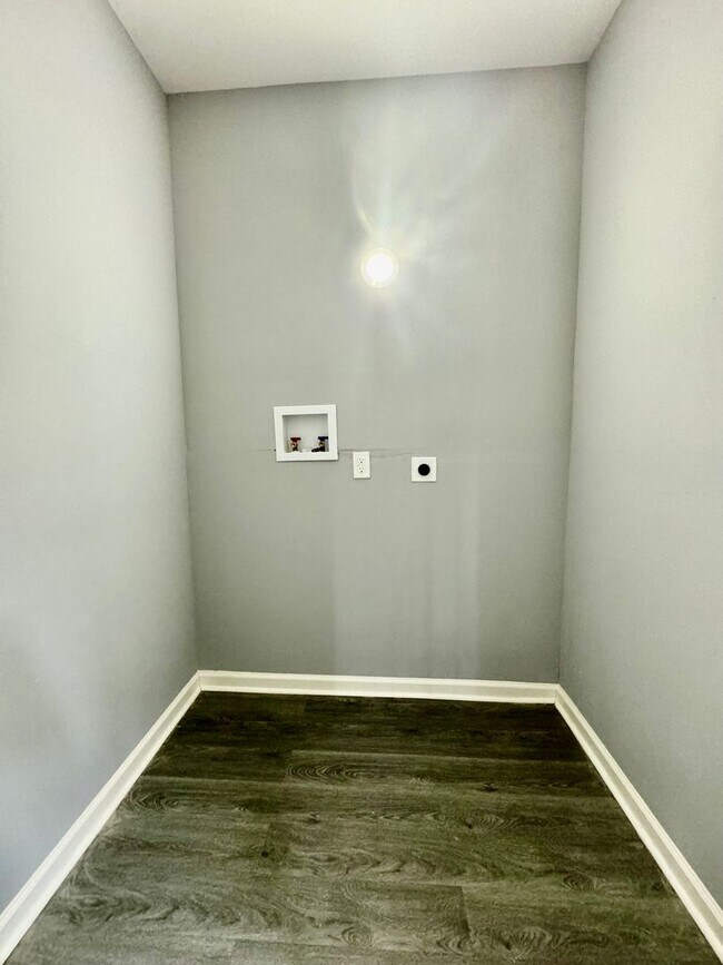 Foto del edificio - Anika Homes 3 Bedroom