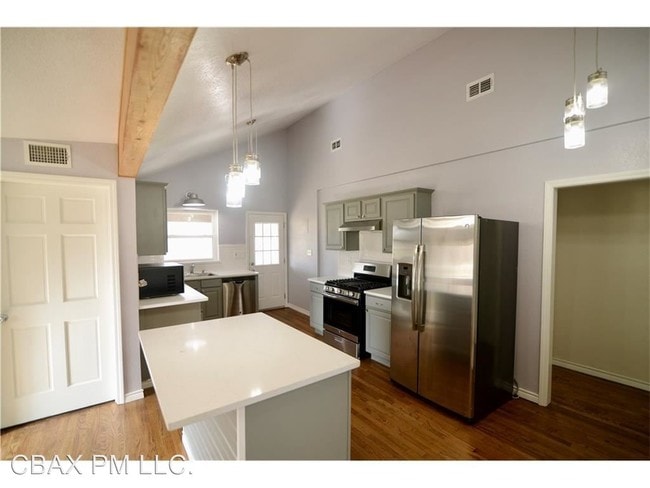 Building Photo - 1027 E Wintergreen Rd