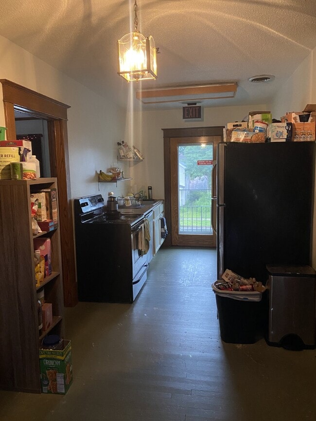 Building Photo - Spacious top floor 4 bed 1 bath by UWEC