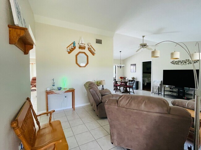 Foto del edificio - SOUTH GULF COVE-WATERFRONT POOL HOME!