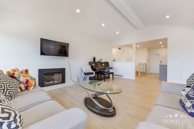 Building Photo - Spacious 3 Bedroom Upper Floor Home for Rent – North Delta