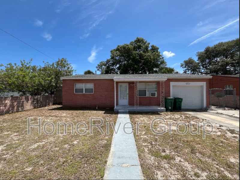 Primary Photo - 1047 Park Dr