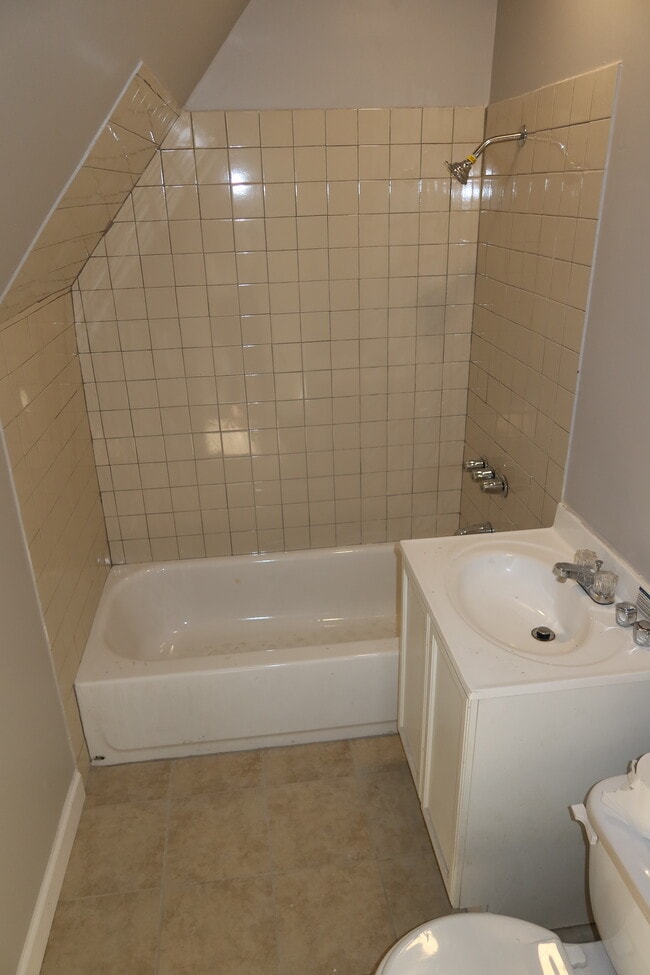 Unit 3 Bathroom - 16 Benton St