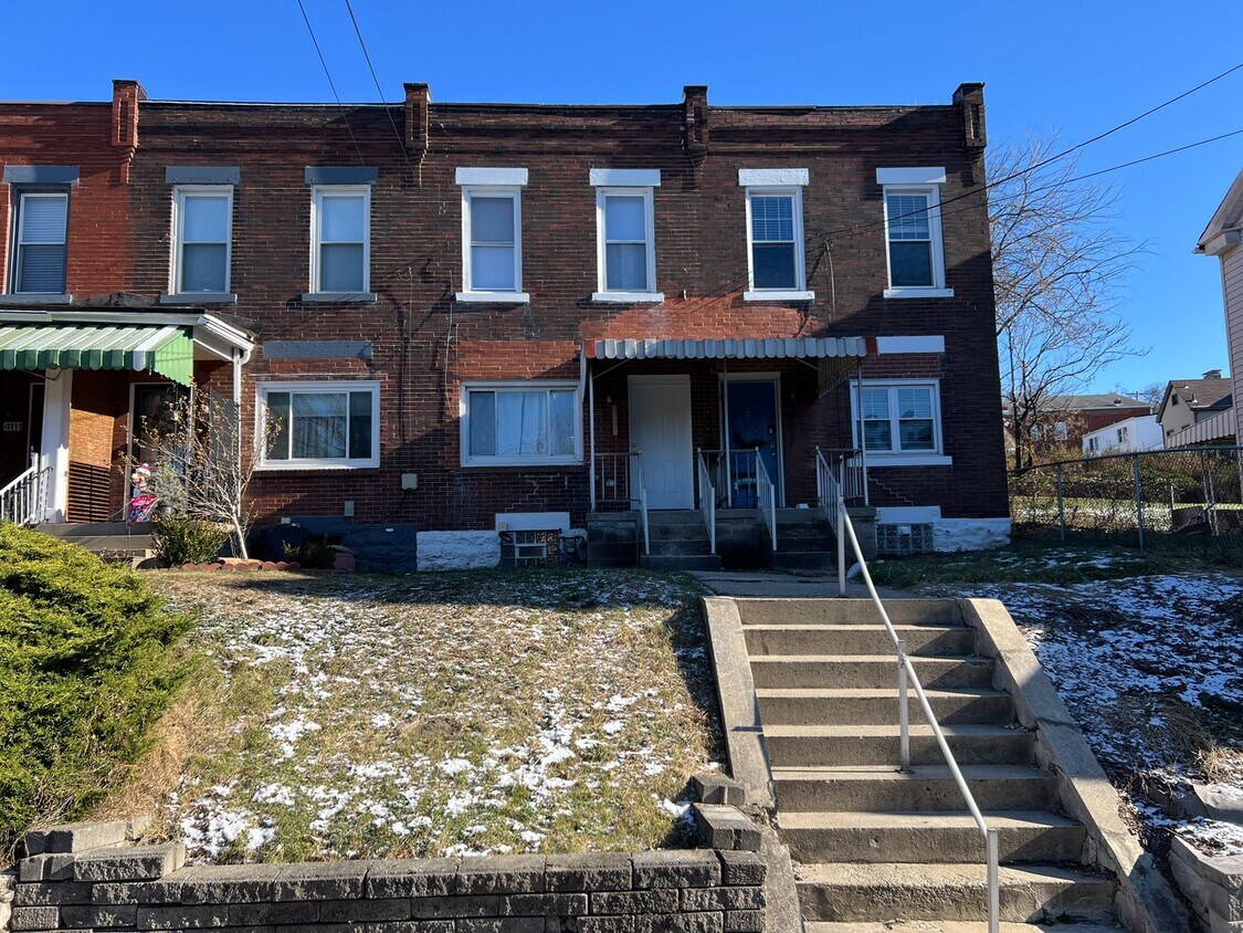 Foto principal - Charming 2-Bedroom Townhome with Modern Up...
