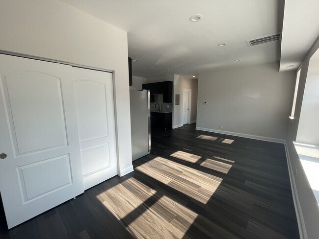 Building Photo - 4401 N Keeler Ave
