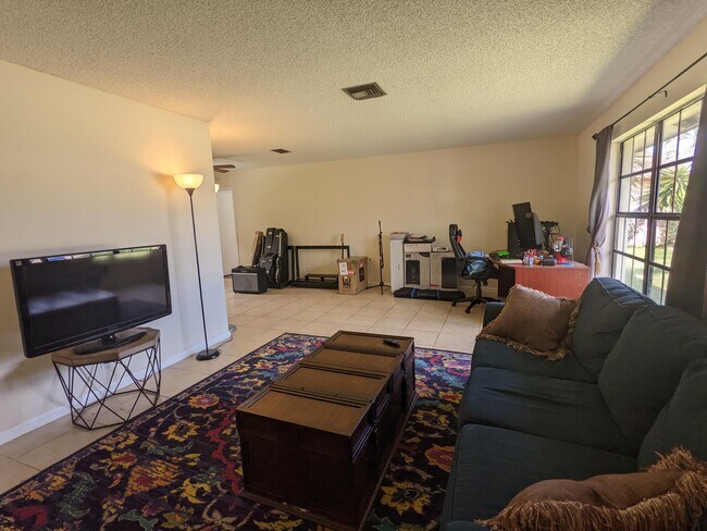 Building Photo - 113 Malaga St