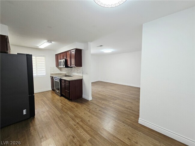 Foto del edificio - 5081 River Glen Dr