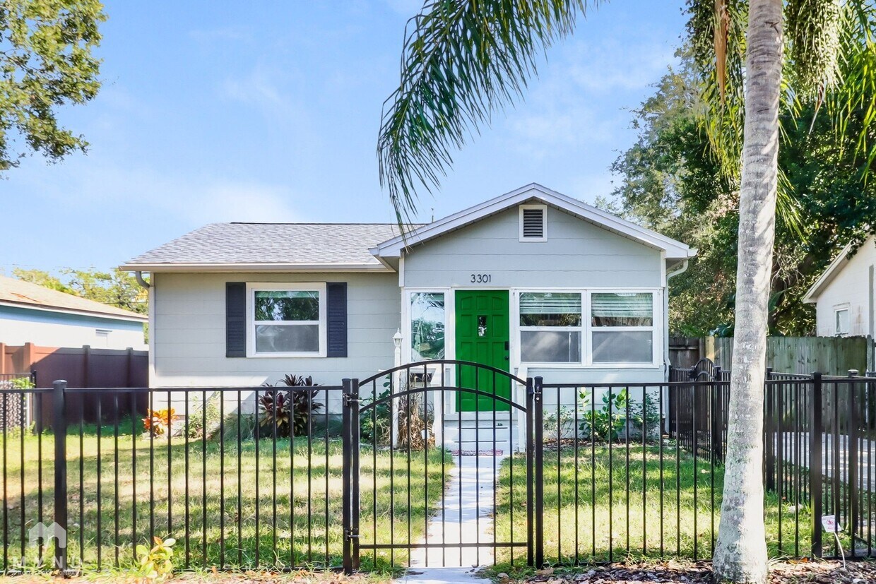 Foto principal - 3301 Yale St N