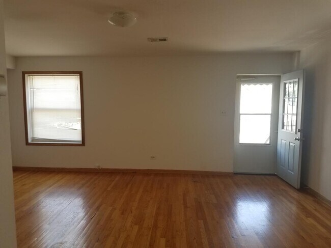 Building Photo - 5022 W Lawrence Ave