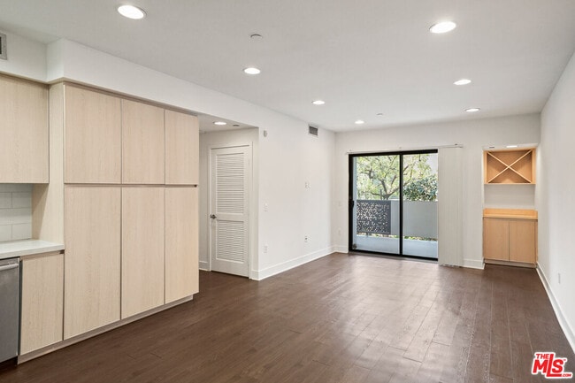 Foto del edificio - 6217 Waring Ave