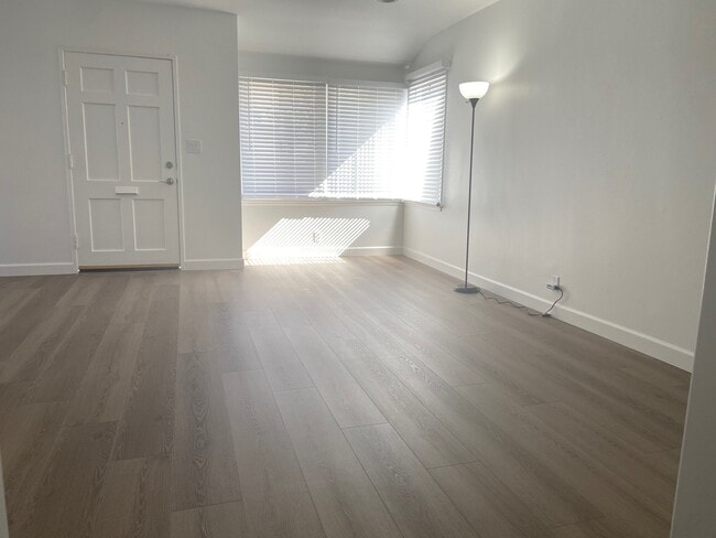 Building Photo - 1289 W Santa Cruz St