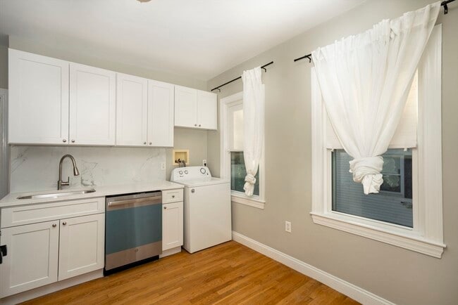 Building Photo - 90 Safford St