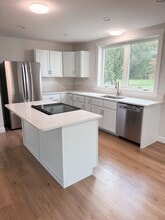 Building Photo - 959 W River Rd