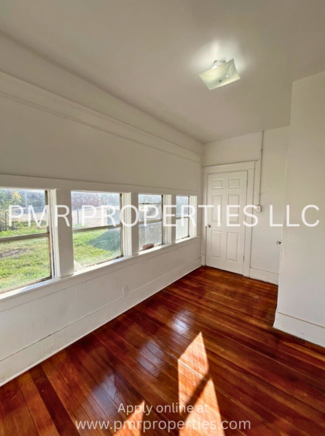 Building Photo - 4 Bedrooms/1 Bathroom House