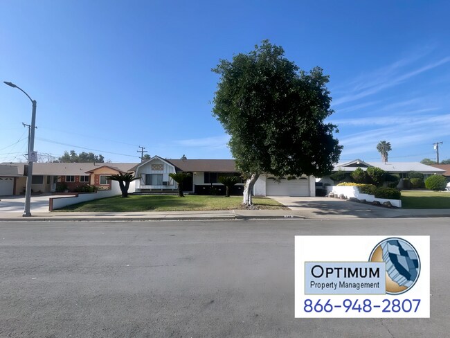 Foto del edificio - Summer-Ready Pool Home in Pomona