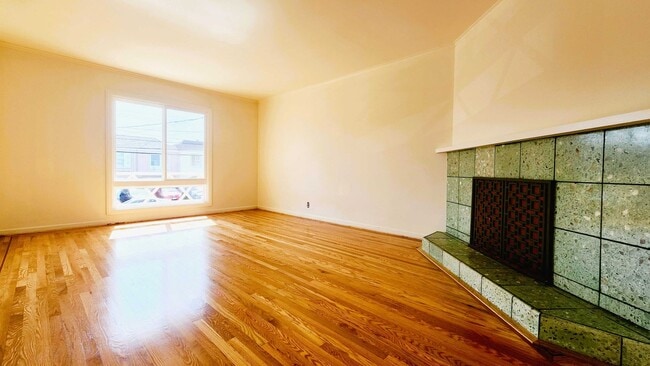 Building Photo - Sunset Single-Family Home Available for Le...