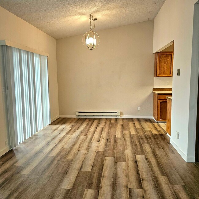 Foto del edificio - Charming, bright and peaceful condo close to ferries and shopping in Kingston!