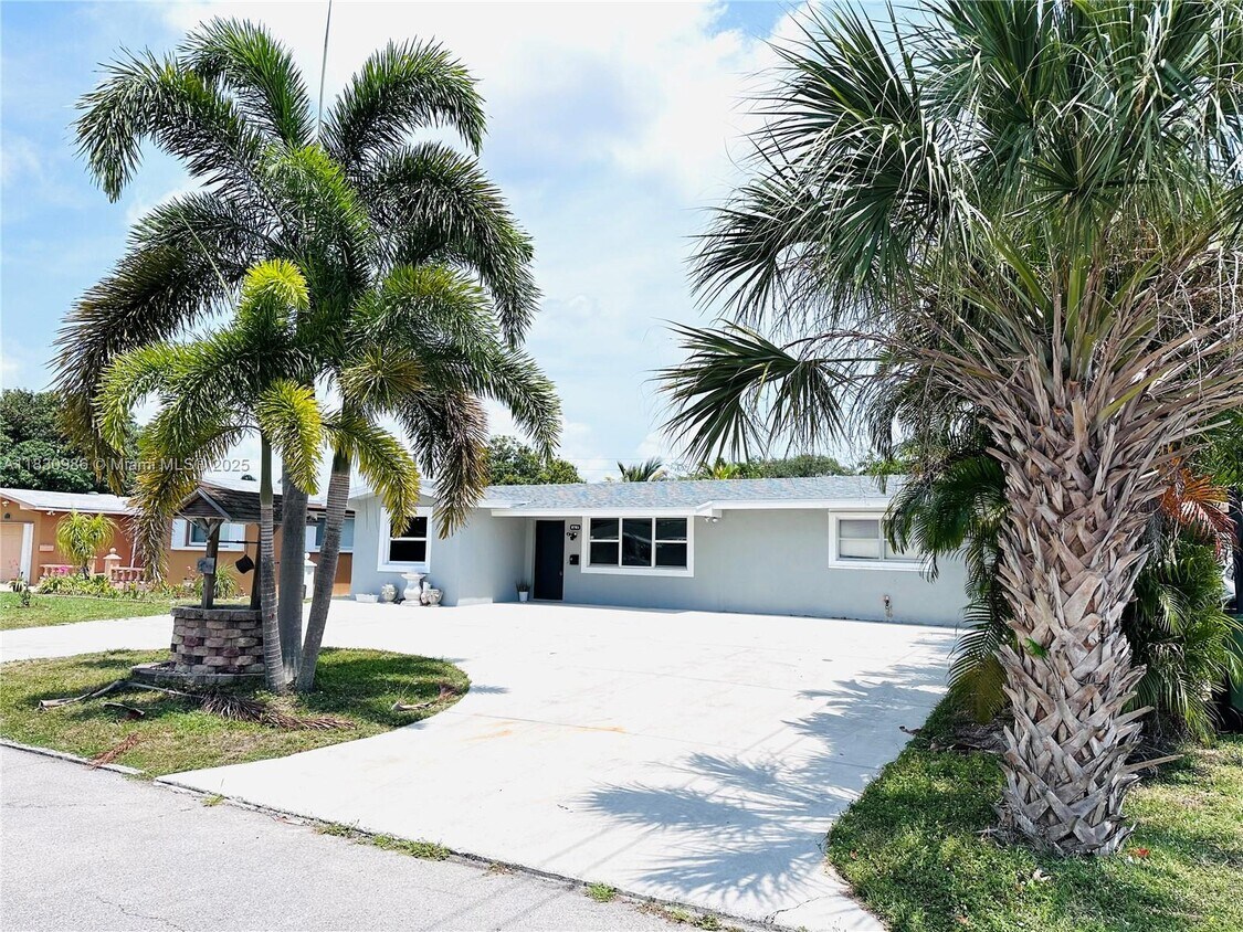 Foto principal - 8761 NW 12th St