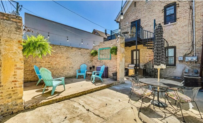 spacious area - 2242 W Grand Ave