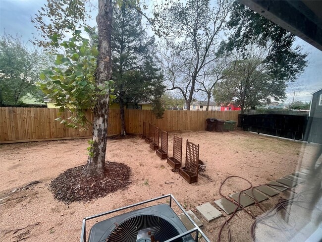 Building Photo - 302 Moody St