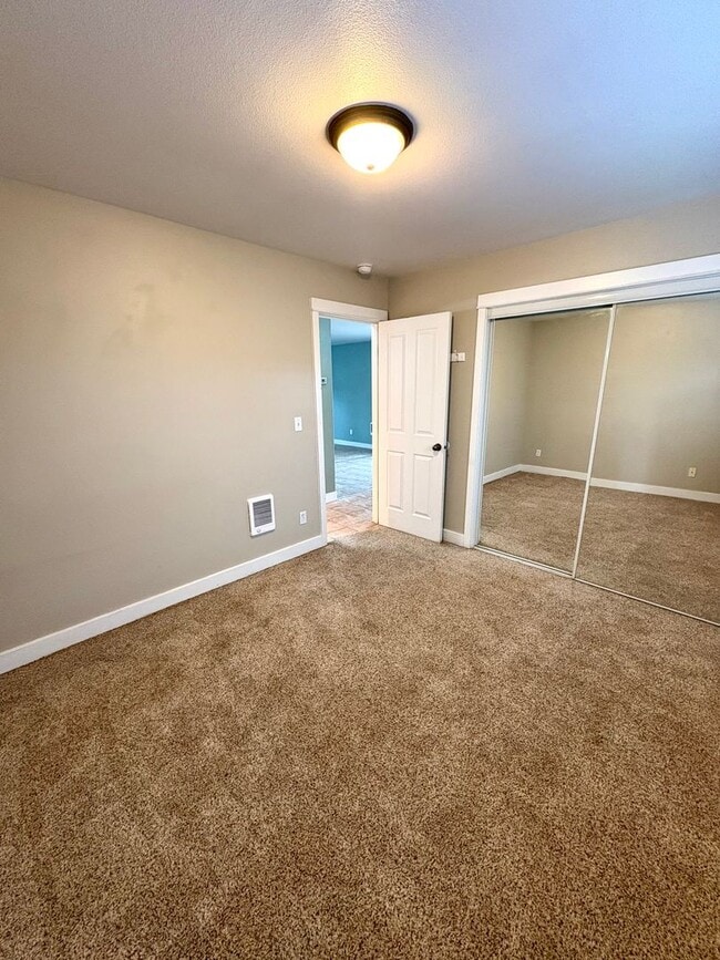 Building Photo - Relaxing Town Home in NW Bend!