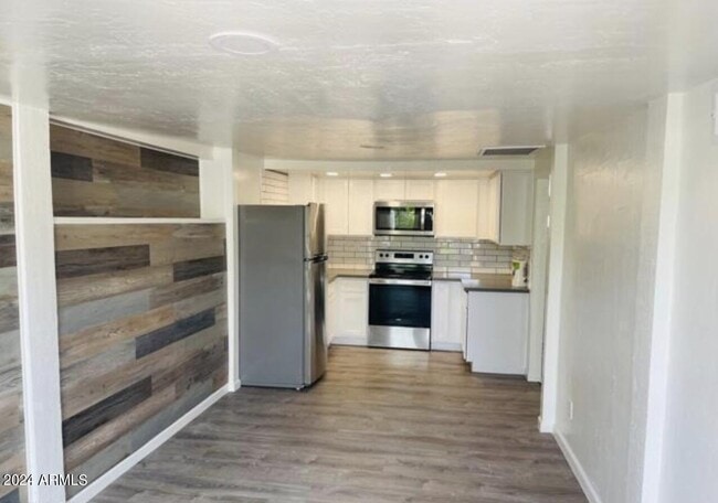 Building Photo - 721 E Sierra Vista Dr