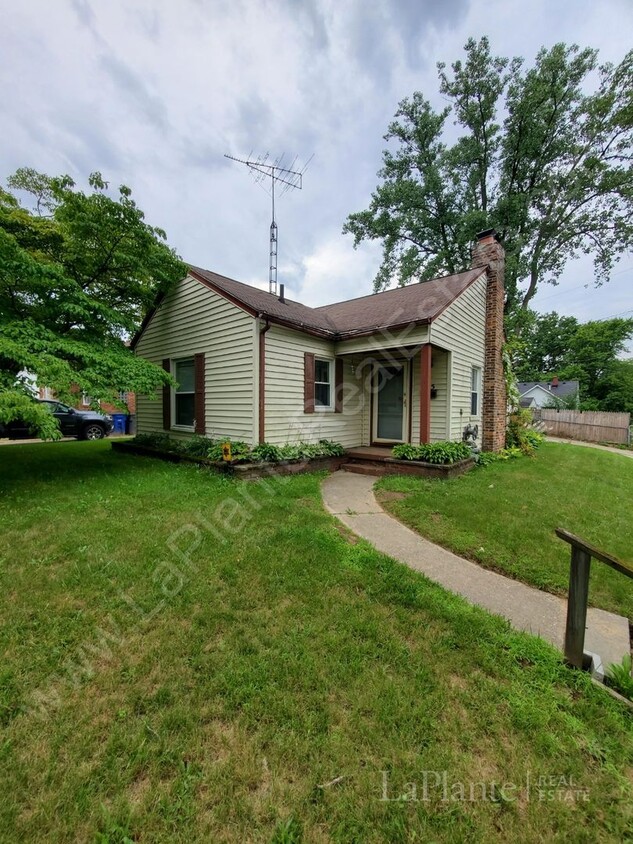 Primary Photo - Cute 2 bedroom, 1 bath home on a corner lo...