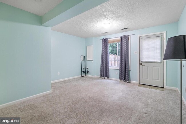 Foto del edificio - 8345 Windfall Rd