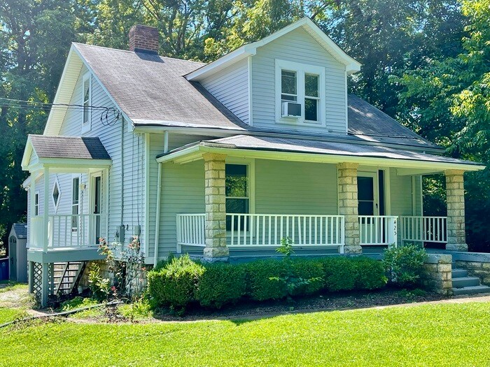 Primary Photo - 425 Cherry Ln