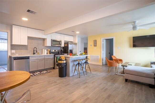 Foto del edificio - 6127 Beekman Rd