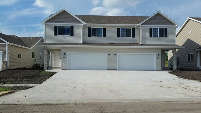 Building Photo - Spacious 3-bedroom, 3-bathroom house