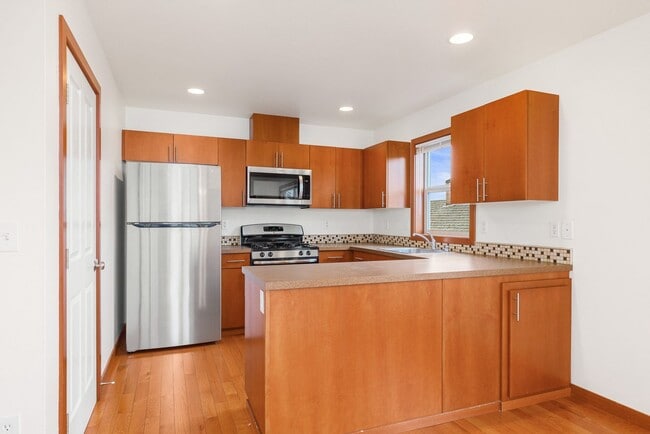 Building Photo - South Seattle 2 Bedroom 1.5 Bath Townhouse - 1 Car Garage
