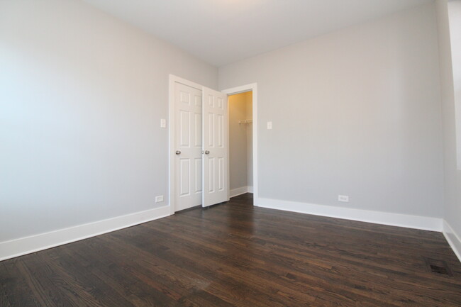 Building Photo - 2130 N Sawyer Ave