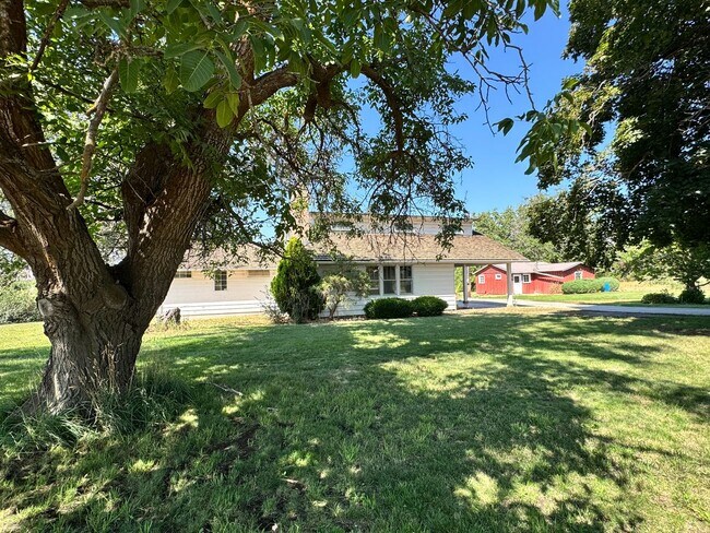 Foto del edificio - West Valley 3 bedroom country home with 3 ...