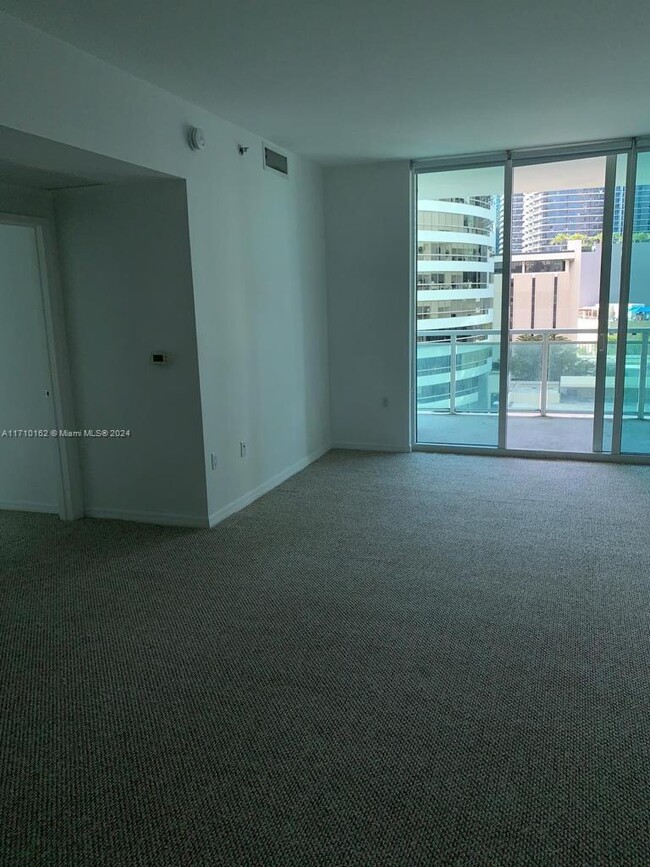 Building Photo - 950 Brickell Bay Dr