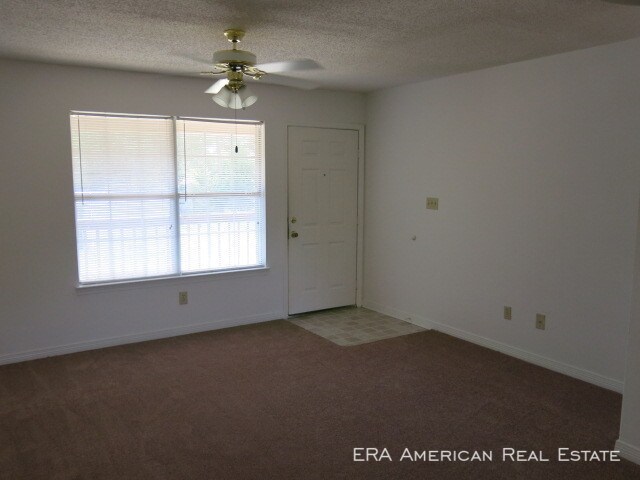 Building Photo - Washer & Dryer Hookup!