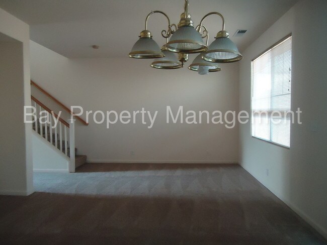 Building Photo - 705 Gardenia Pl