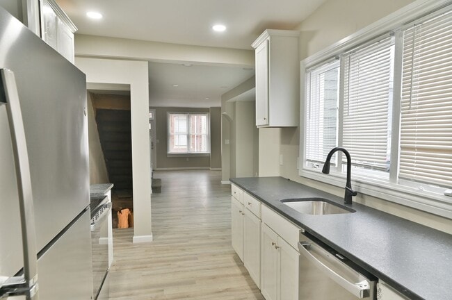 Foto del edificio - Beautifully Renovated 3 Bedroom with Parking